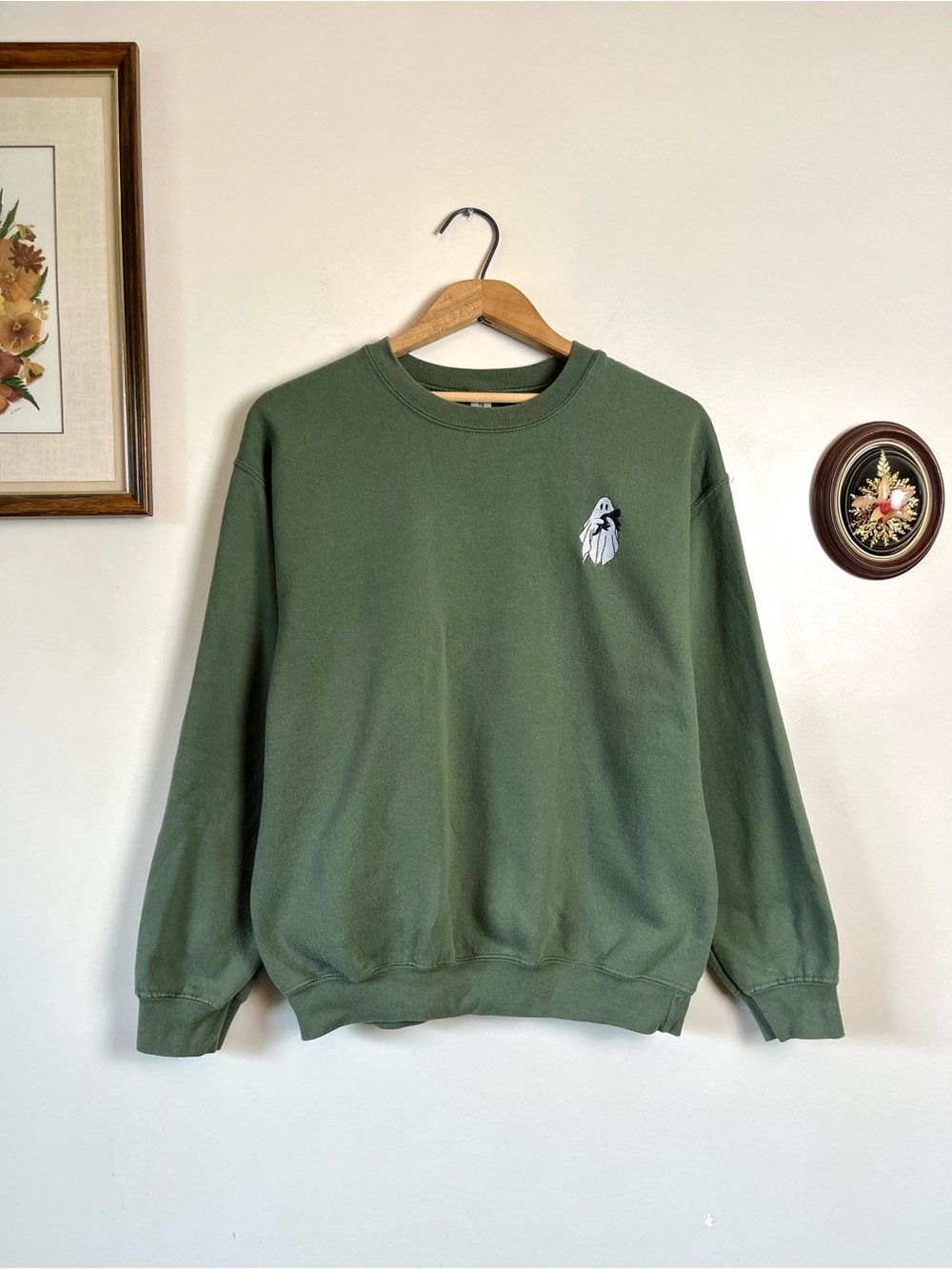 Gildan Green Ghost & Cat Embroidered Boutique Crewneck Sweater Med